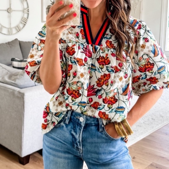 Voy Tops - Colorful flower V-neck puffy sleeve blouse. Gorgeous